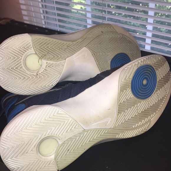 nike basketball shoes. - Picture 4 of 5
